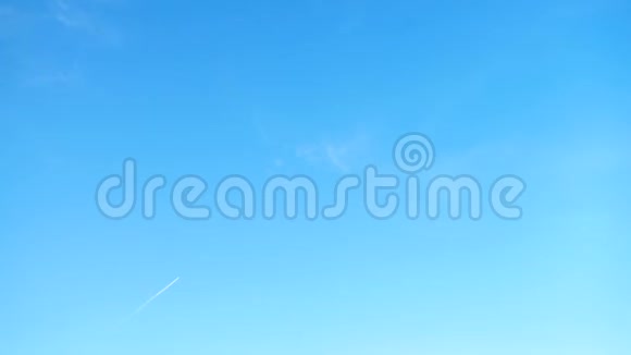 飞机飞过蓝天视频的预览图