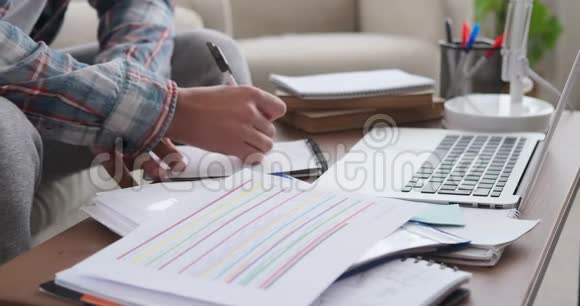 男人用笔记本电脑写笔记视频的预览图