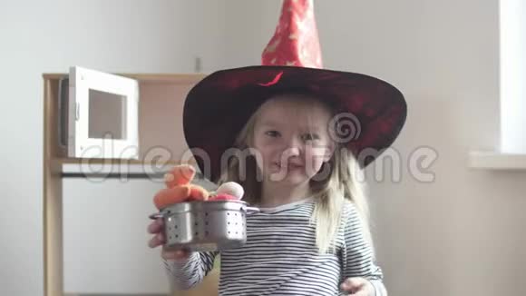 有趣的小女孩把一盘玩具蔬菜伸到照相机里视频的预览图