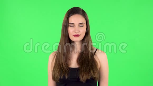 女孩用拳头威胁绿色屏幕视频的预览图