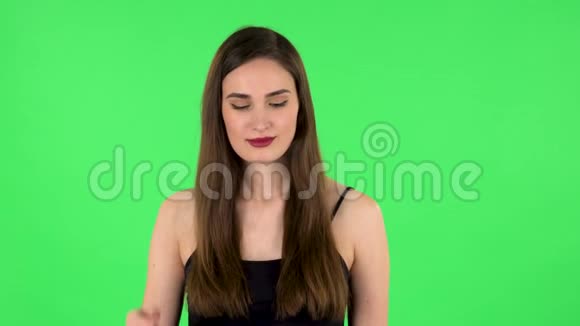 女孩感冒了喉咙和头都痛在工作室的绿色屏幕上咳嗽绿色屏幕视频的预览图