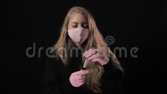 戴着粉红色面具的女孩拿着一个带血的试管上面写着19的字样打开后咳嗽视频的预览图