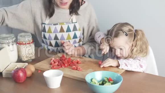 妈妈和小女儿做蔬菜沙拉视频的预览图