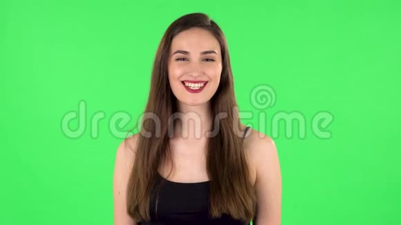 绿色屏幕上洋溢着欢笑的快乐女性肖像视频的预览图