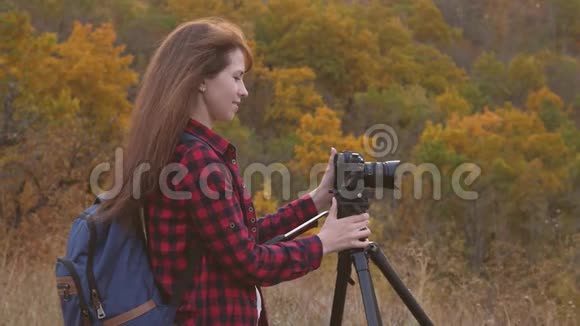 带着相机的女旅行者拍摄美丽的自然照片年轻独立女旅游摄影师照片视频的预览图
