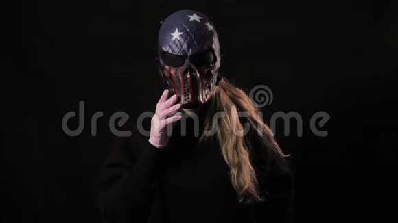 女孩摘下一个可怕的美国面具下面是一个粉红色的医疗面具孤立在黑色背景上保健和保健视频的预览图