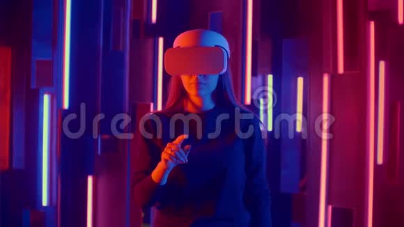 年轻的女人戴着VR耳机环顾四周想知道有多神奇虚拟现实头盔视频的预览图