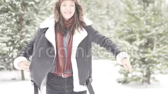 快乐的女人在冬天散步时喜欢下雪视频的预览图
