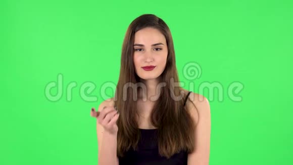 女孩仔细地听着用手指威胁诱惑地挥动她的头绿色屏幕视频的预览图