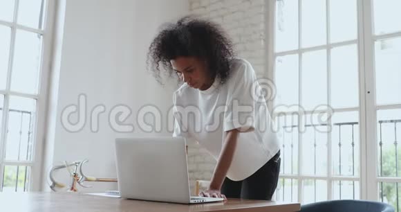 专注于年轻的非裔美国女商人打字电子邮件回复客户视频的预览图