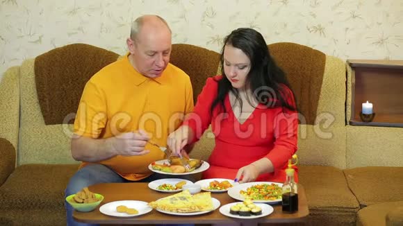 男人和女人在家庭聚餐时吃蔬菜视频的预览图