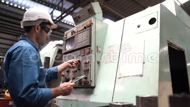 技术人员和工程师在一家工厂工作亚洲男子机械工程师手持平板电脑检查装备视频的预览图
