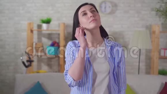 使用卫生棉签的年轻女子耳朵受伤视频的预览图