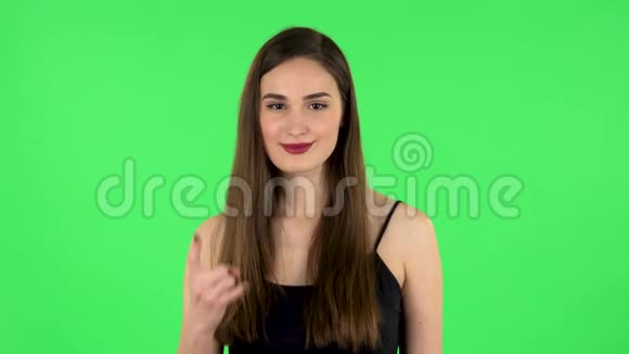 女人做一个摇滚的手势享受生活笑绿色屏幕视频的预览图