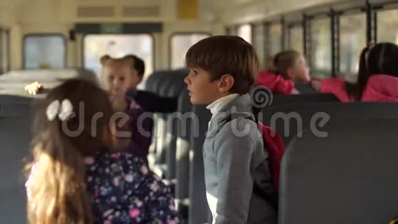 可爱的小学生在公共汽车上和女同学聊天视频的预览图
