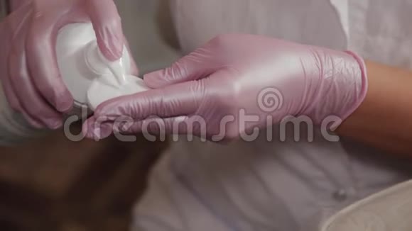 专业美容师用棉垫洗脸视频的预览图