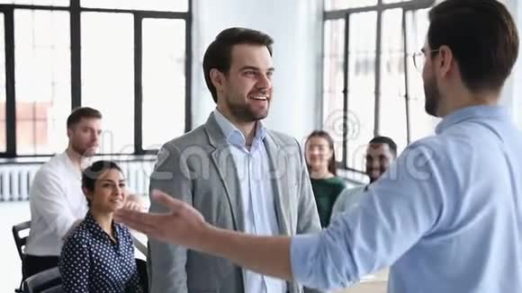 快乐自信的商人雇员晋升握手执行经理视频的预览图