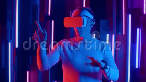 年轻人在VR耳机环顾四周想知道有多神奇虚拟现实头盔视频的预览图
