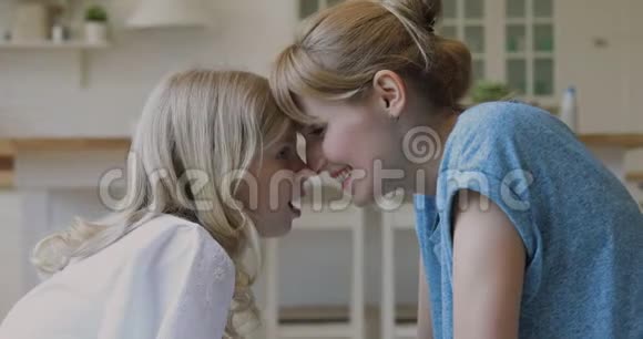 单身妈妈和幸福的女儿摸鼻子视频的预览图
