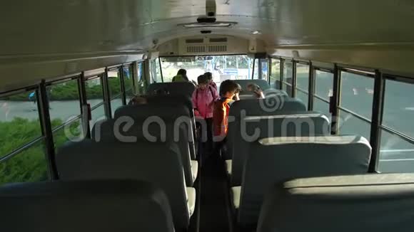 快乐的孩子坐校车回家视频的预览图