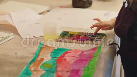 创意幼儿手指画幼儿水彩视频的预览图