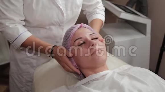 专业美容师给美容院的客户戴上帽子视频的预览图