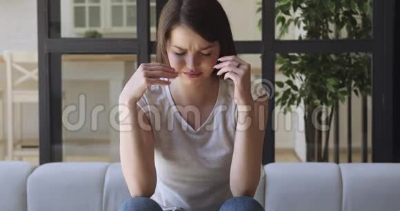 不健康的年轻女人患有悸动的头痛视频的预览图