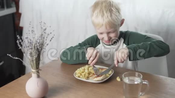 金发男孩在家吃意大利面和肉丸视频的预览图