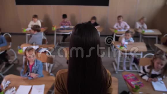 教师在教室里站在学生面前视频的预览图