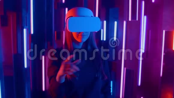年轻的女人戴着VR耳机环顾四周想知道有多神奇虚拟现实头盔视频的预览图