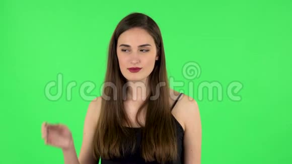 女人牵着手靠近耳朵试图听有趣的新闻表达沟通观念和流言绿色屏幕视频的预览图