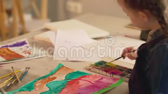 儿童艺术家女孩创造抽象水彩视频的预览图