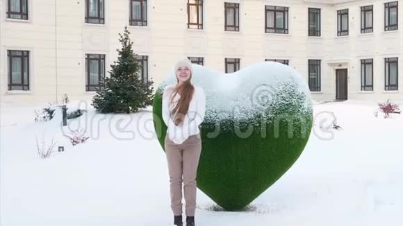 冬天森林里的女人玩雪扔雪花视频的预览图