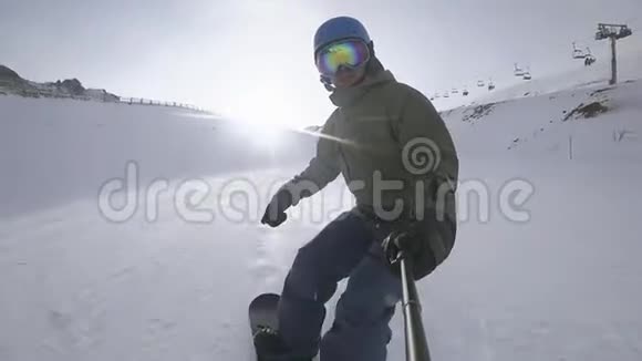 滑雪者在滑雪场骑马在美国骑马视频的预览图