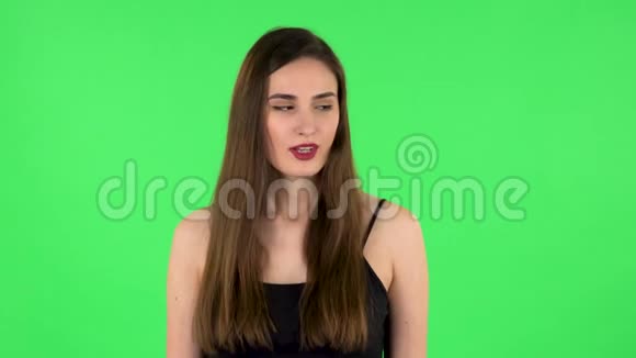年轻冷静的女人放松冥想女孩拒绝压力采取情况平静下来深呼吸绿网视频的预览图