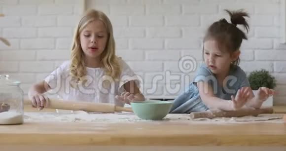 两个微笑着的小妹妹参与了有趣的烹饪活动视频的预览图