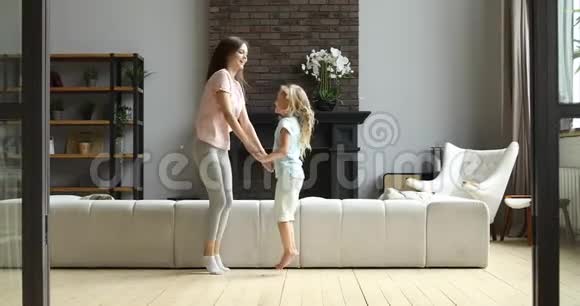 快乐的妈妈和可爱的小女儿跳着舞视频的预览图