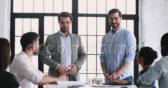 快乐的执行经理握手激励授予男性职员视频的预览图