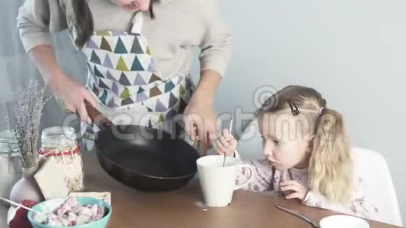 妈妈和小女儿在家做煎蛋卷视频的预览图