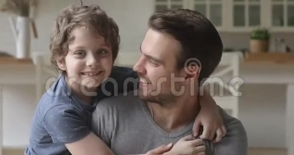 小男孩高兴地抱着微笑的父亲视频的预览图