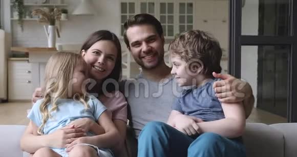 快乐的白种人父母抱着微笑的孩子视频的预览图