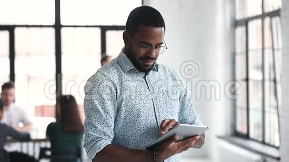 非洲职业商人用数码平板电脑办公视频的预览图
