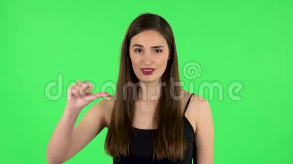 不高兴的女孩伸出拇指向下的手势绿色屏幕视频的预览图