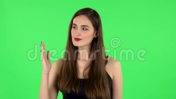 女人指着旁边的手然后点头并显示拇指的样子绿色屏幕视频的预览图