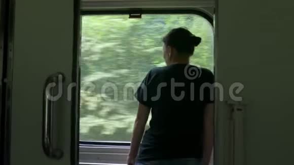 在旅途中女人坐着马车看着窗外的火车视频的预览图