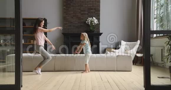 快乐的小保姆教小女孩跳舞视频的预览图