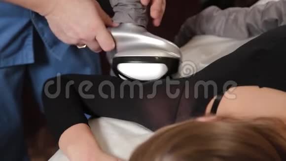 专业的男按摩师用一个特殊的装置给一个漂亮的女人做真空按摩视频的预览图