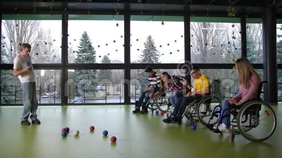 两队残疾人在室内比赛视频的预览图