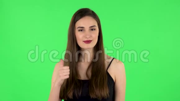年轻开朗的女人竖起大拇指手势喜欢绿色屏幕视频的预览图