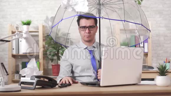 概念过度的工作男人的办公室工作人员从一堆落下的纸慢慢地拿着雨伞视频的预览图